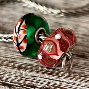 TROLLBEADS Green & Red Holiday Uniques w Gold Glitter LAA 925S NEW Condition